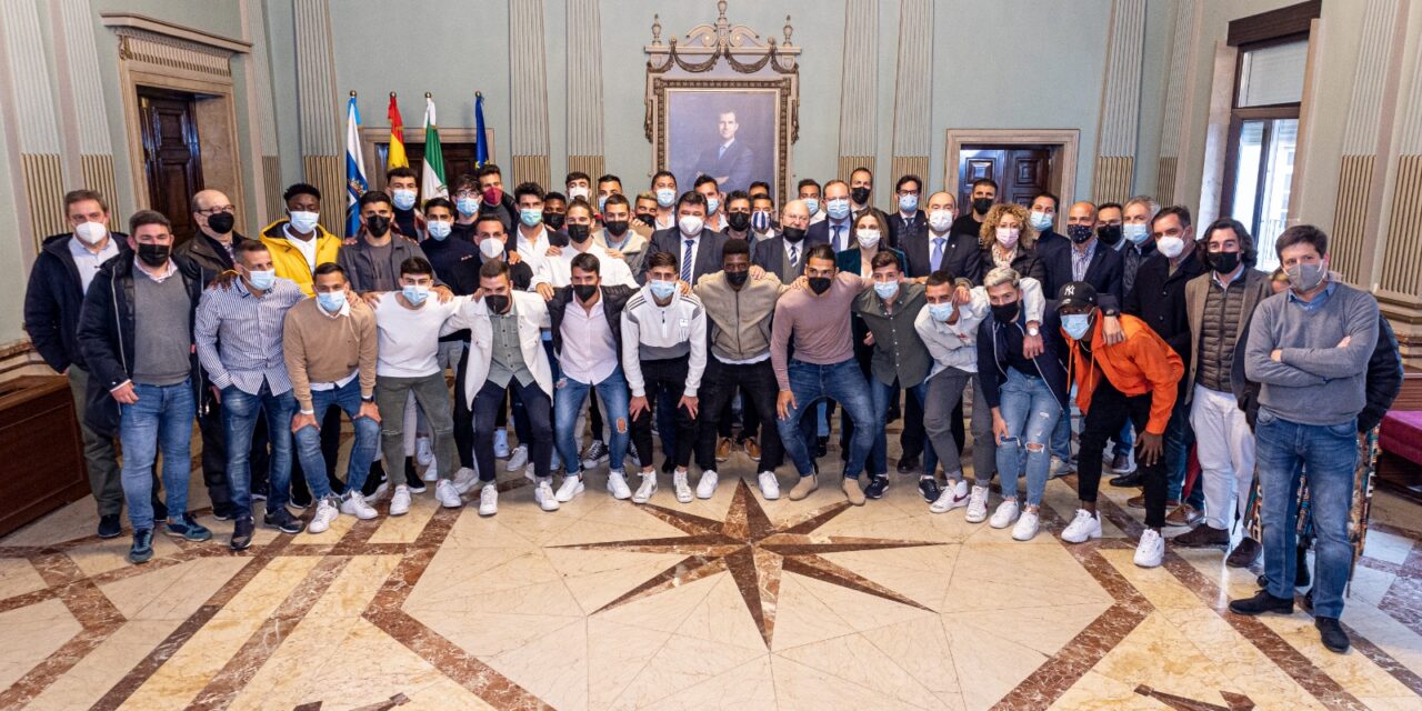 LA CORPORACIÓN MUNICIPAL RECIBE EN EL AYUNTAMIENTO AL DECANO TRAS SU ASCENSO